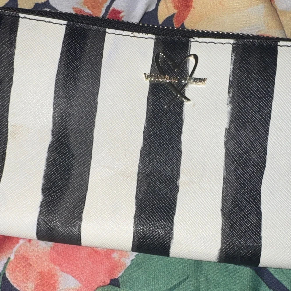 Victoria's Secret Black and White Striped Zip Wallet with Heart Charm - Picture 4 of 8
